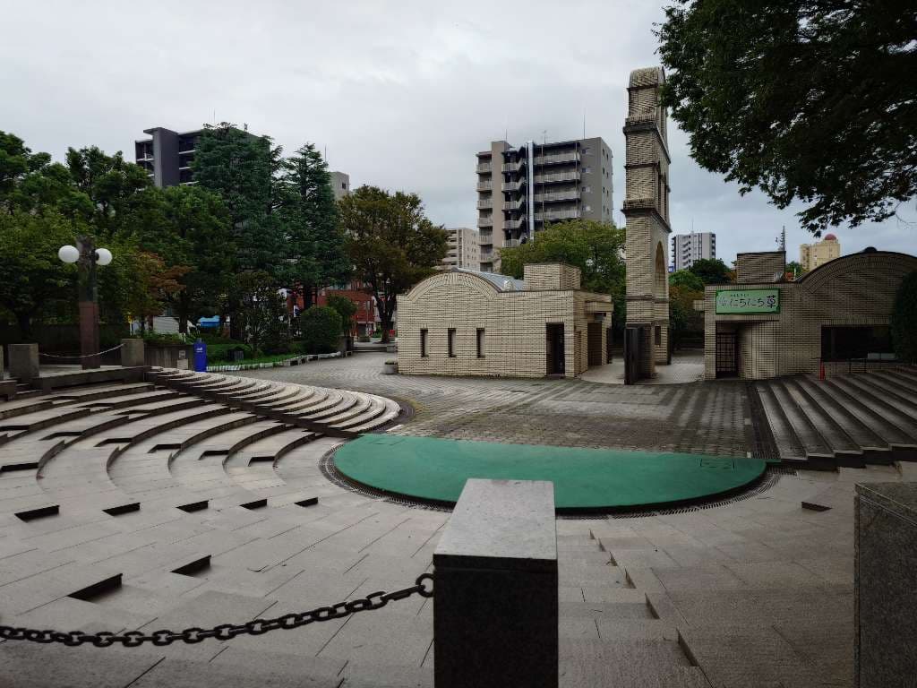 さいたま市役所前の広場。早朝は人が少なくて静か。さいたま市役所は数年後にさいたま新都心に移動が決定し - 1